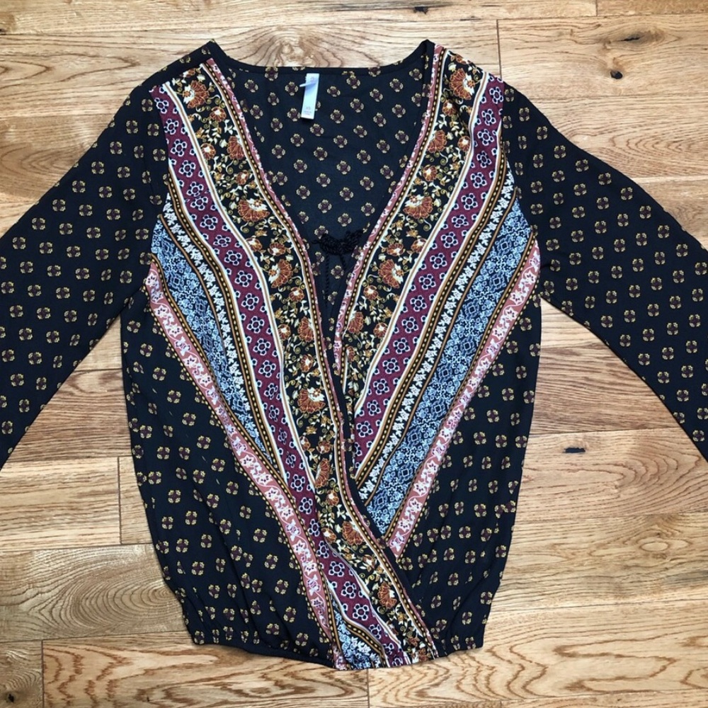 Cute boho xhilaration v neck blouse sz Xs